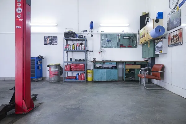 Werkbank-Ecke mit Werkzeugschrank, Regal und Lochwand.